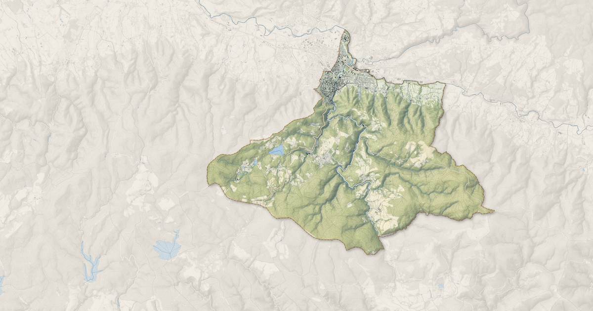 Portrait cartographique de Mazamet : relief, eau, forêts, bâti et voies, calculés à partir des données de l'IGN