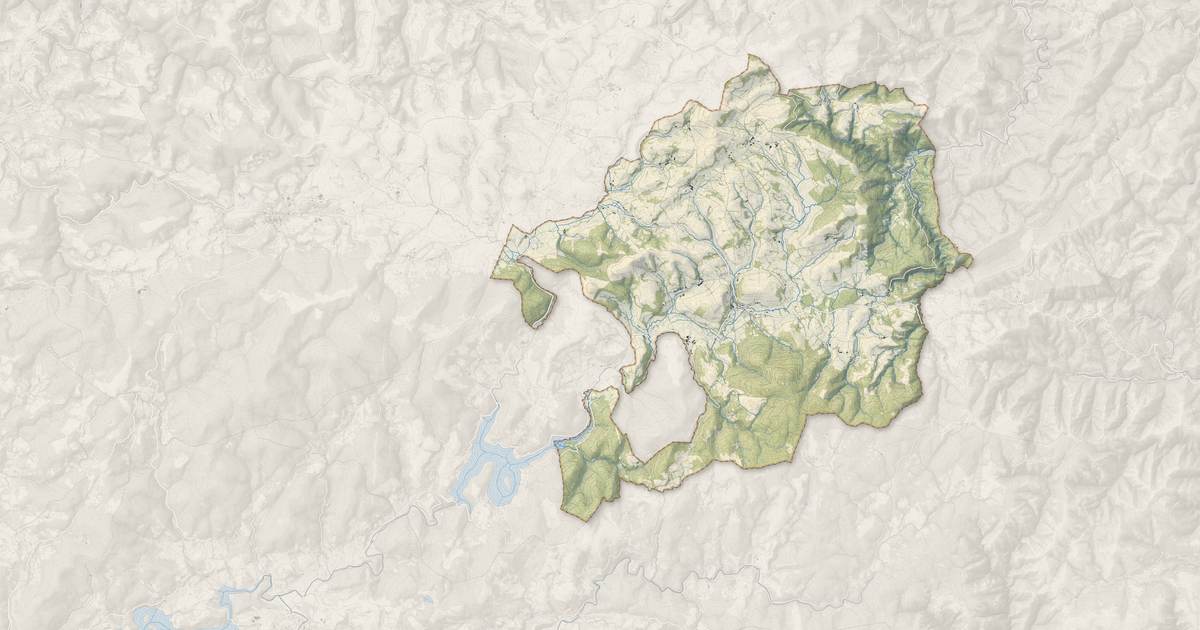Portrait cartographique de Murat-sur-Vèbre : relief, eau, forêts, bâti et voies, calculés à partir des données de l'IGN