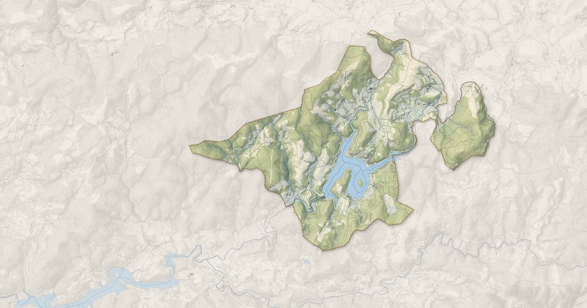 Portrait cartographique de Nages : relief, eau, forêts, bâti et voies, calculés à partir des données de l'IGN