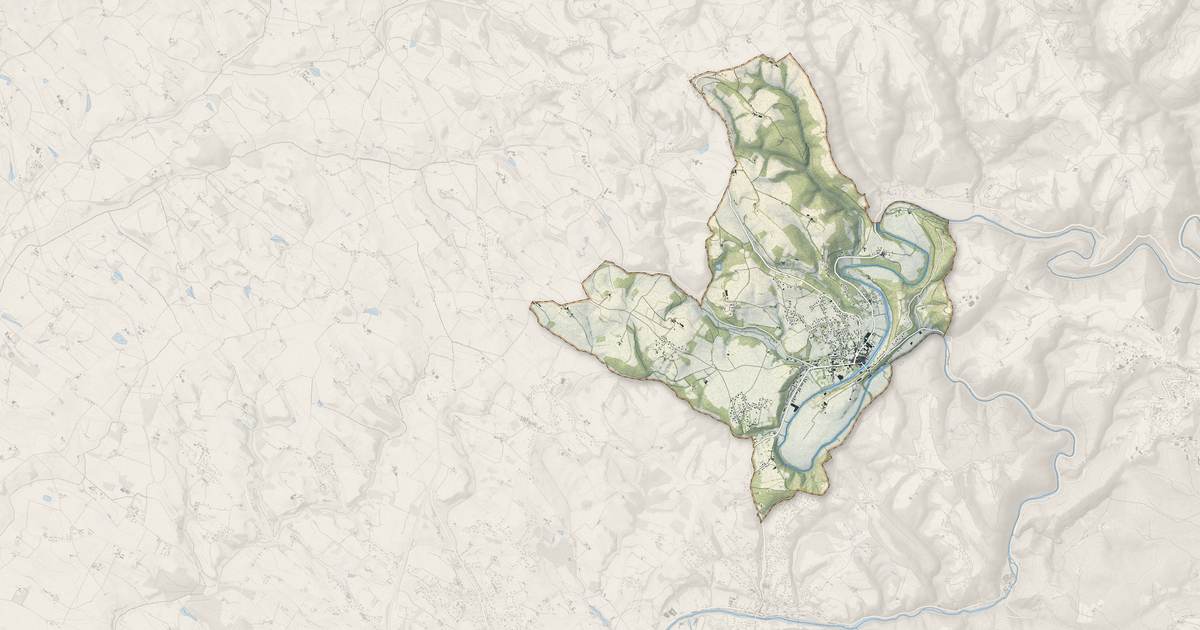 Portrait cartographique de Roquecourbe : relief, eau, forêts, bâti et voies, calculés à partir des données de l'IGN