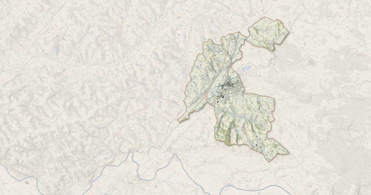Portrait cartographique de Caussade : relief, eau, forêts, bâti et voies, calculés à partir des données de l'IGN