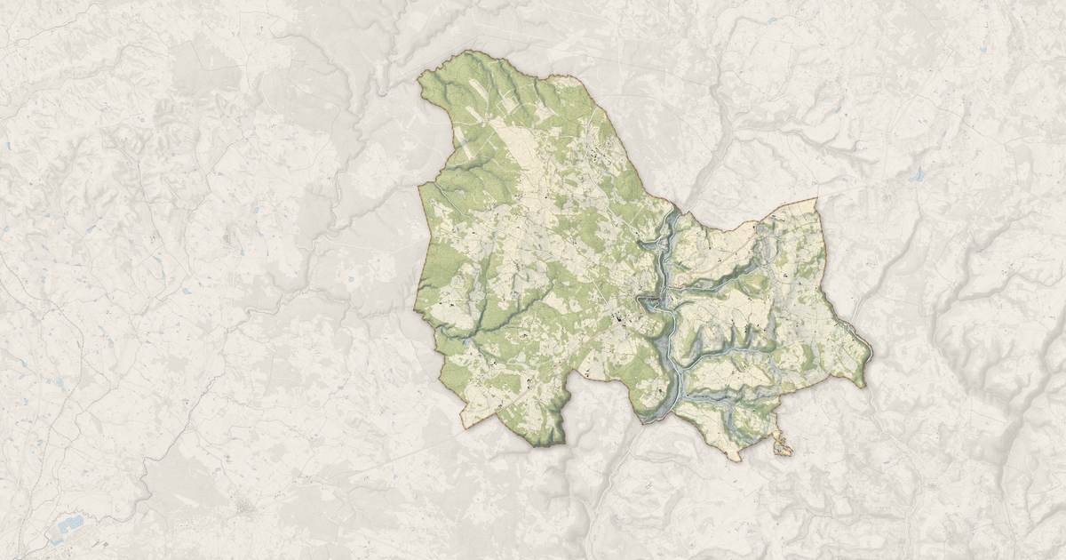 Portrait cartographique de Caylus : relief, eau, forêts, bâti et voies, calculés à partir des données de l'IGN