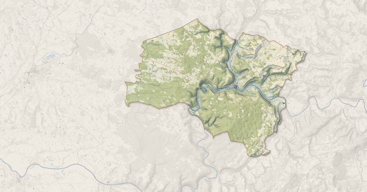Portrait cartographique de Saint-Antonin-Noble-Val : relief, eau, forêts, bâti et voies, calculés à partir des données de l'IGN