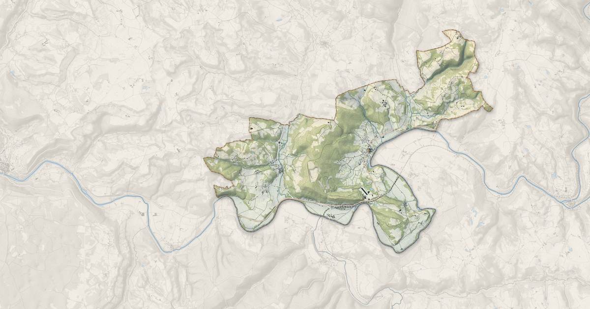 Portrait cartographique de Varen : relief, eau, forêts, bâti et voies, calculés à partir des données de l'IGN