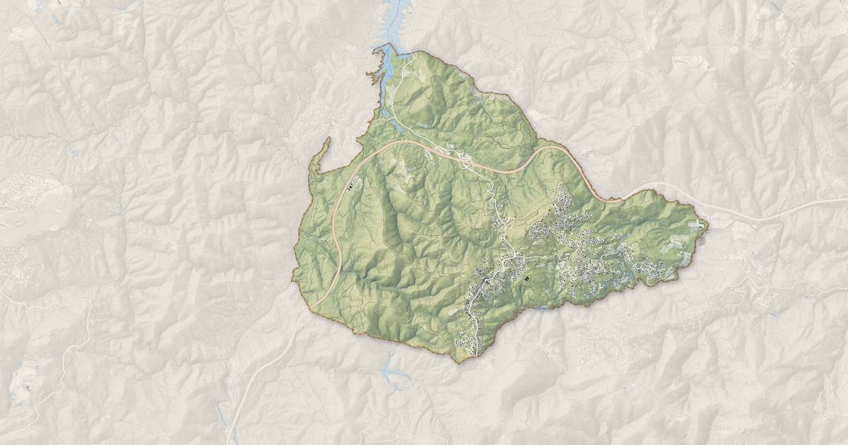 Portrait cartographique de Les Adrets-de-l'Estérel : relief, eau, forêts, bâti et voies, calculés à partir des données de l'IGN