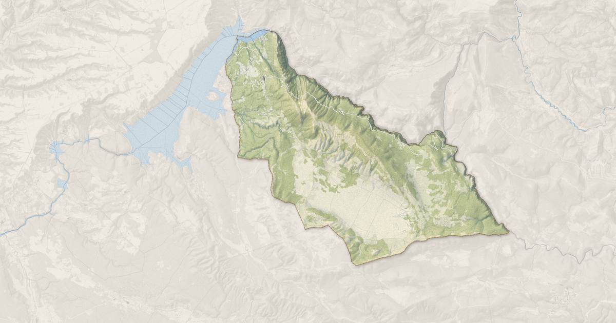 Portrait cartographique de Aiguines : relief, eau, forêts, bâti et voies, calculés à partir des données de l'IGN