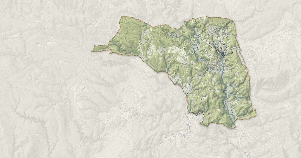 Portrait cartographique de Barjols : relief, eau, forêts, bâti et voies, calculés à partir des données de l'IGN