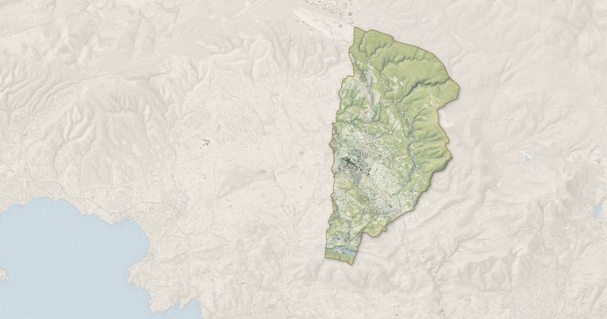 Portrait cartographique de Le Beausset : relief, eau, forêts, bâti et voies, calculés à partir des données de l'IGN