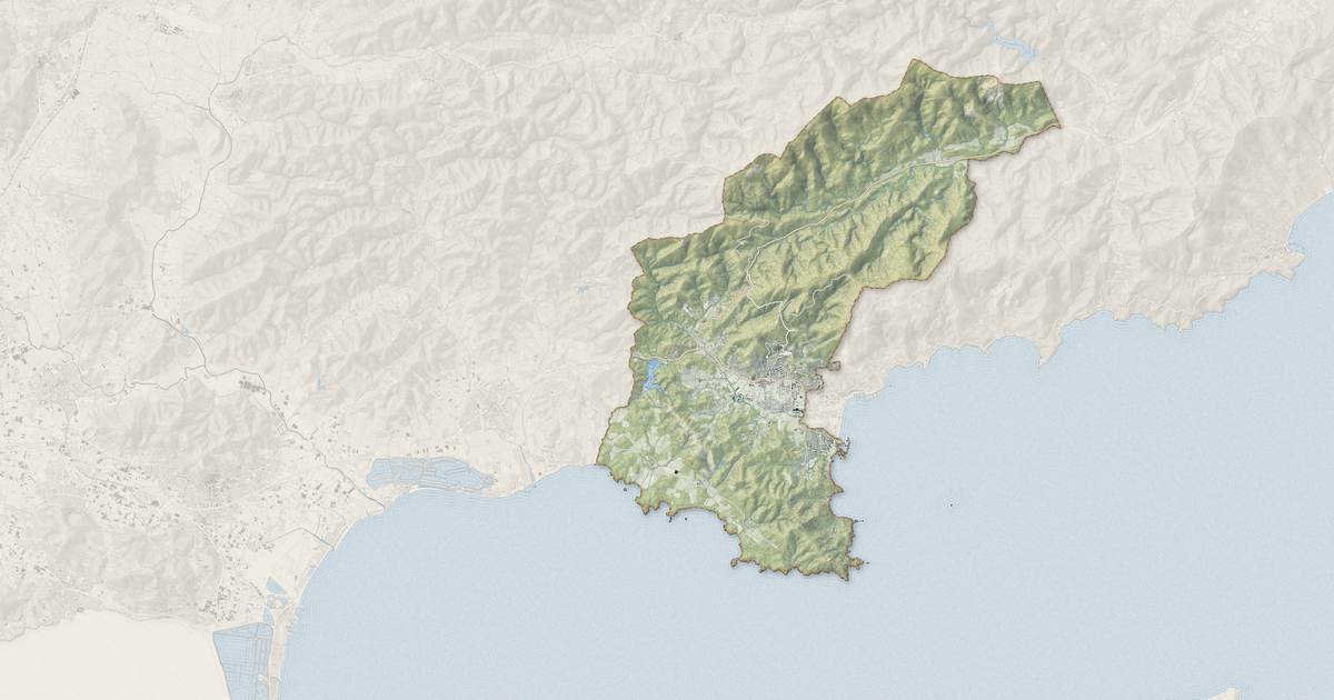 Portrait cartographique de Bormes-les-Mimosas : relief, eau, forêts, bâti et voies, calculés à partir des données de l'IGN