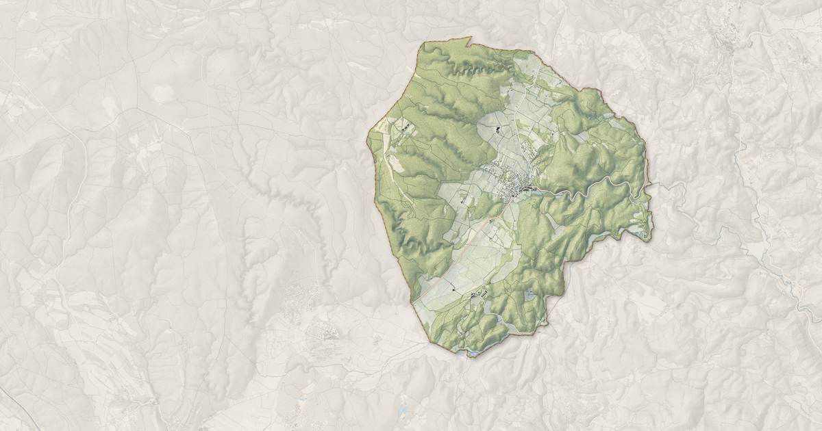 Portrait cartographique de Brue-Auriac : relief, eau, forêts, bâti et voies, calculés à partir des données de l'IGN