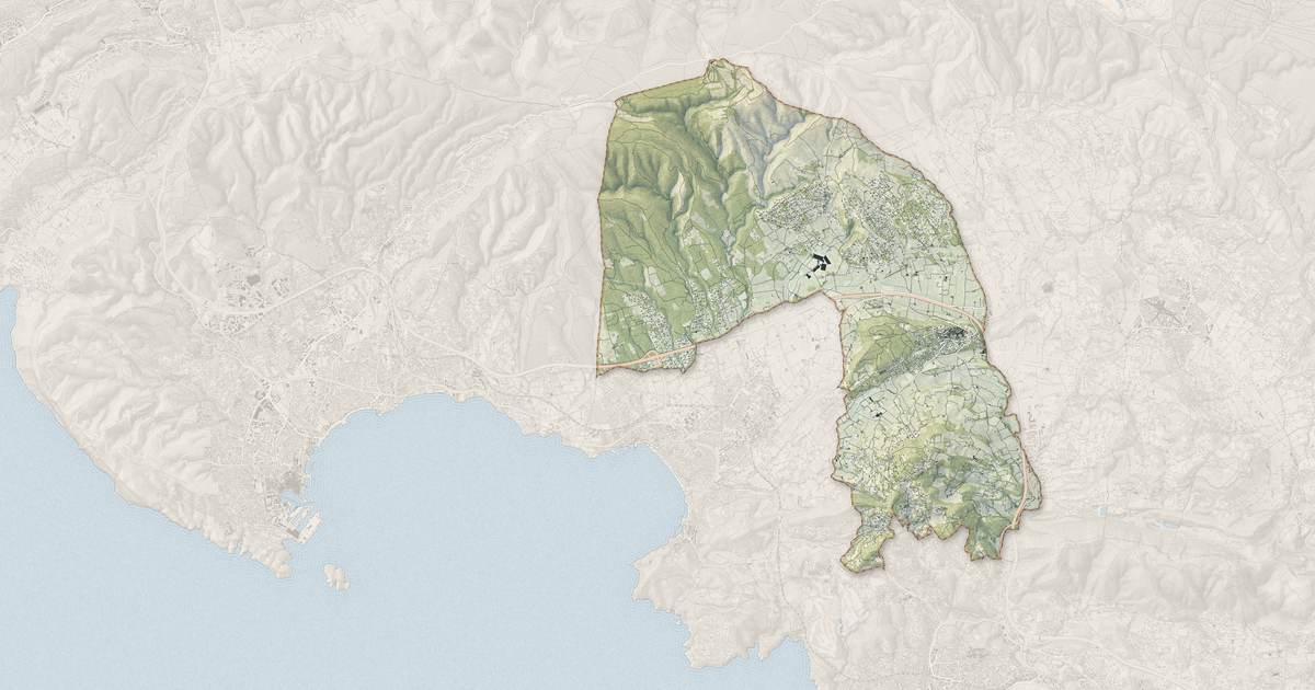 Portrait cartographique de La Cadière-d'Azur : relief, eau, forêts, bâti et voies, calculés à partir des données de l'IGN