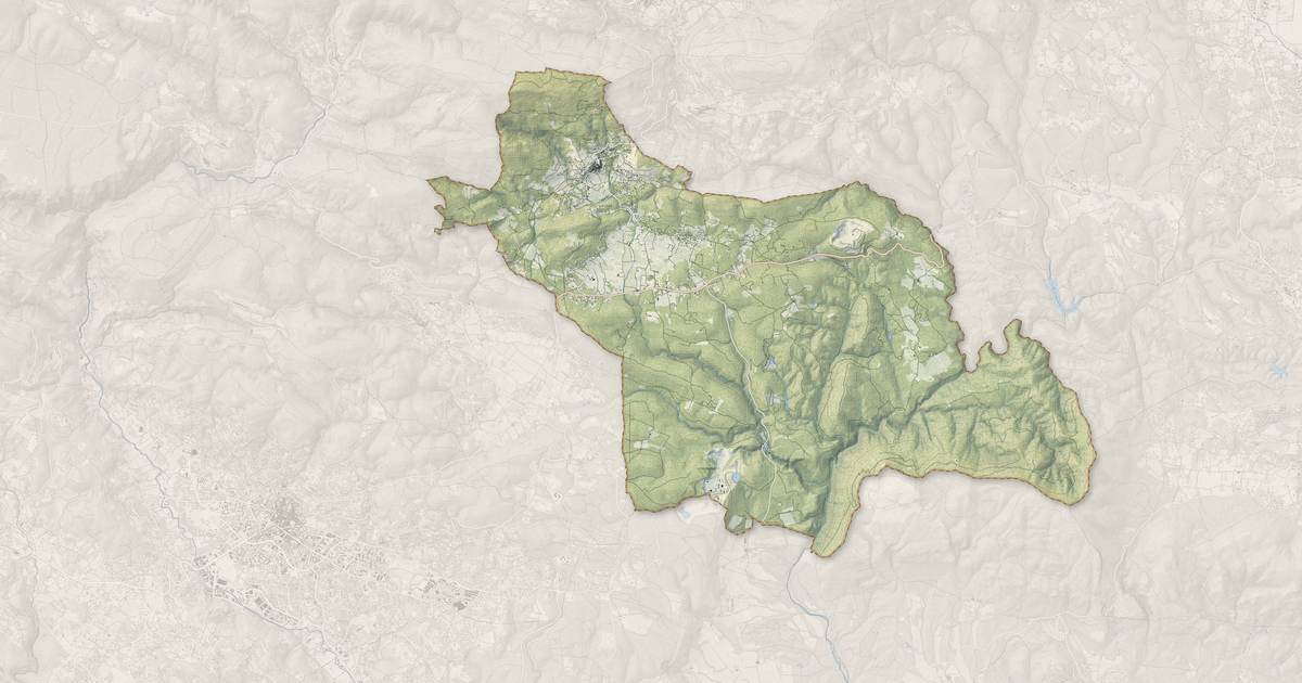 Portrait cartographique de Callas : relief, eau, forêts, bâti et voies, calculés à partir des données de l'IGN