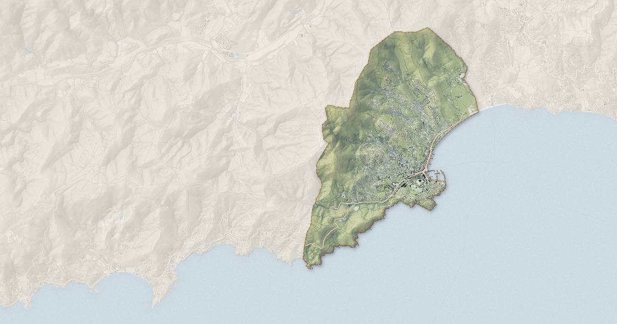 Portrait cartographique de Cavalaire-sur-Mer : relief, eau, forêts, bâti et voies, calculés à partir des données de l'IGN