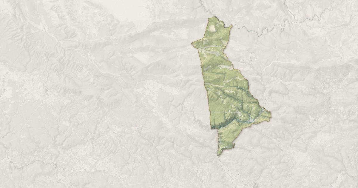 Portrait cartographique de Châteaudouble : relief, eau, forêts, bâti et voies, calculés à partir des données de l'IGN