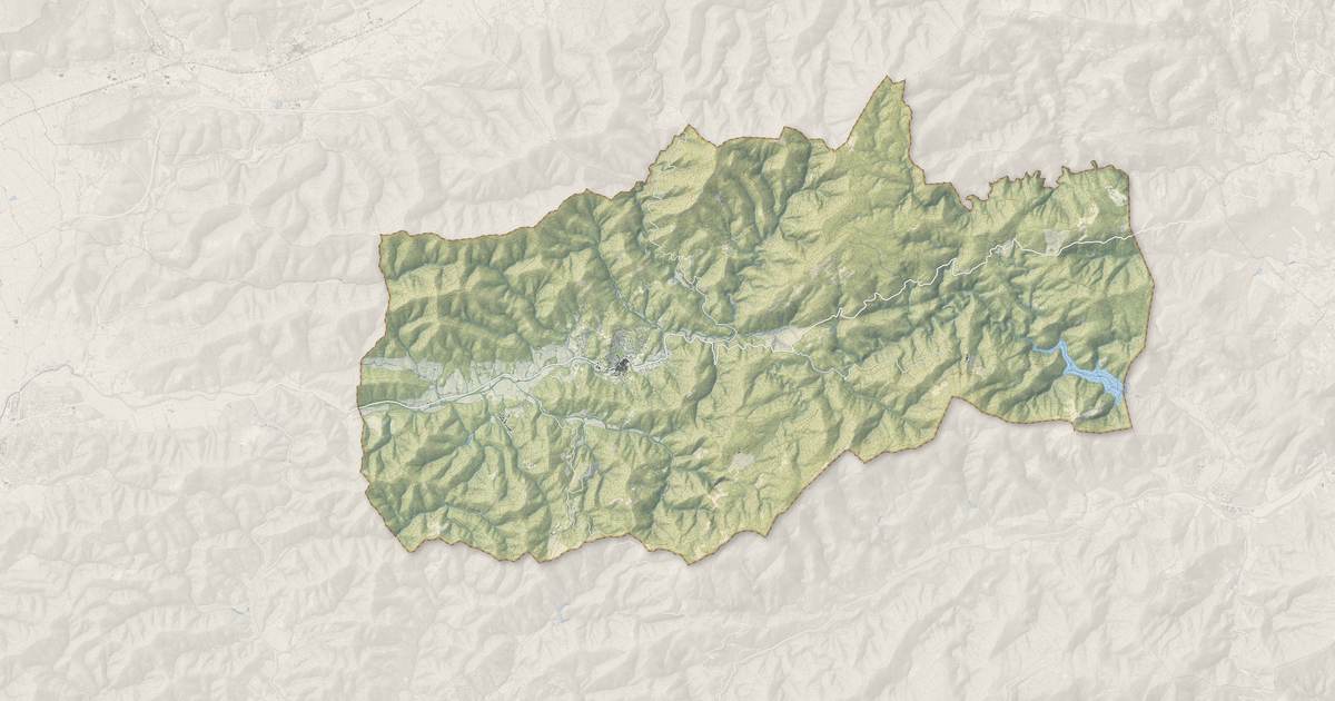 Portrait cartographique de Collobrières : relief, eau, forêts, bâti et voies, calculés à partir des données de l'IGN