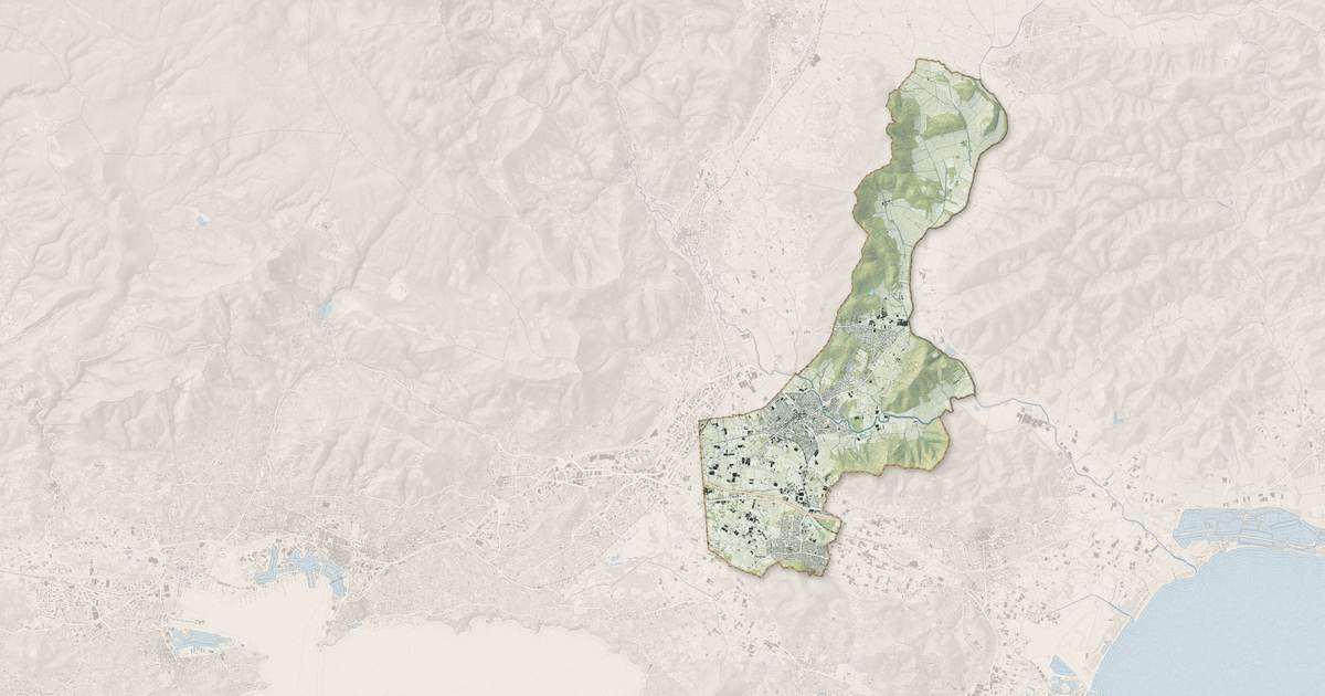 Portrait cartographique de La Crau : relief, eau, forêts, bâti et voies, calculés à partir des données de l'IGN