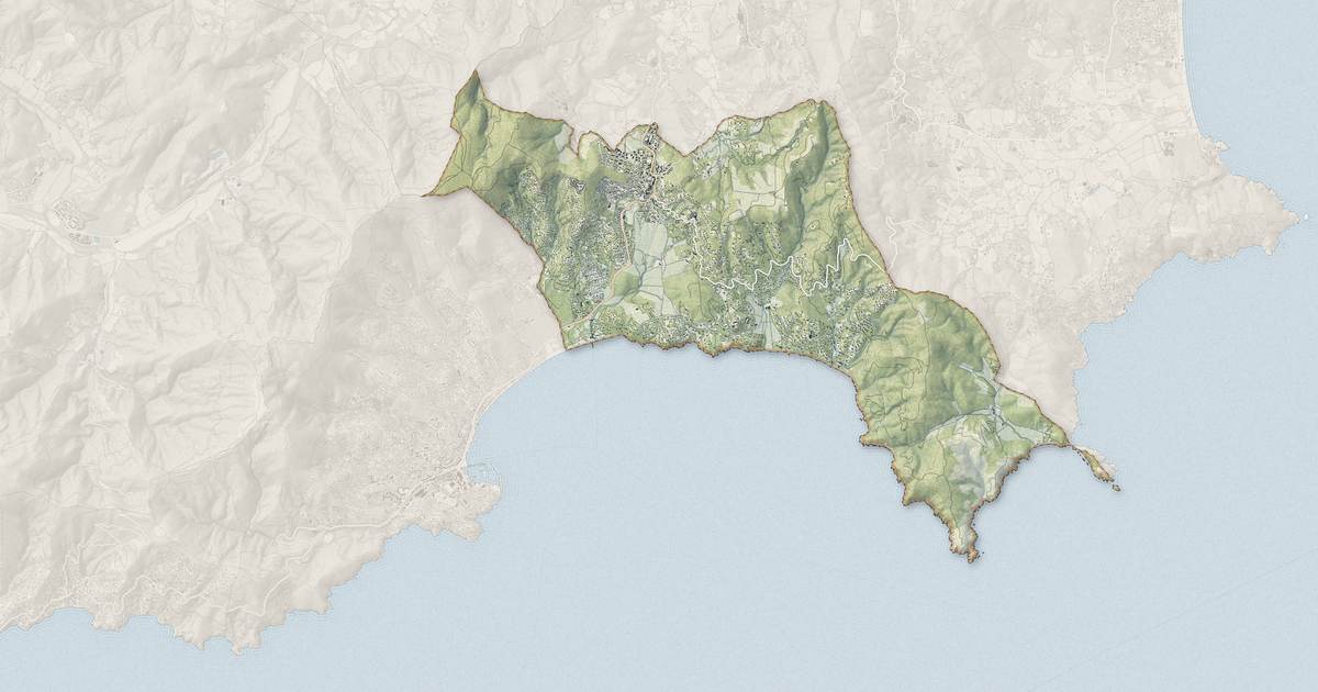 Portrait cartographique de La Croix-Valmer : relief, eau, forêts, bâti et voies, calculés à partir des données de l'IGN