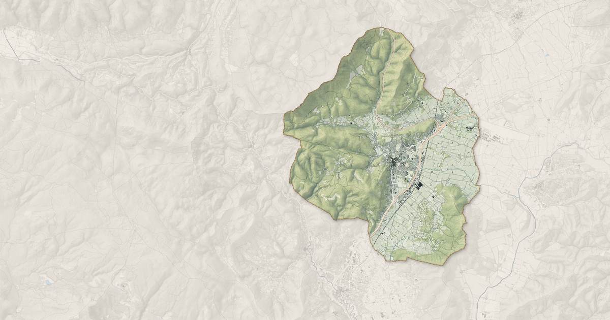 Portrait cartographique de Cuers : relief, eau, forêts, bâti et voies, calculés à partir des données de l'IGN