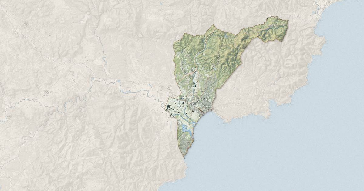 Portrait cartographique de Fréjus : relief, eau, forêts, bâti et voies, calculés à partir des données de l'IGN