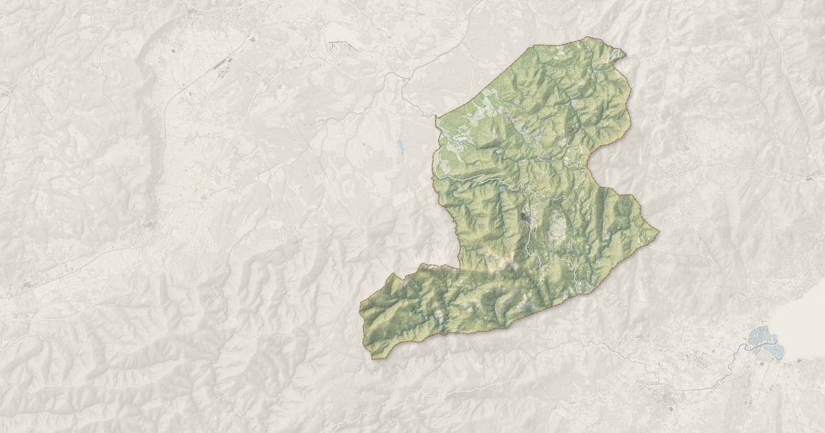 Portrait cartographique de La Garde-Freinet : relief, eau, forêts, bâti et voies, calculés à partir des données de l'IGN