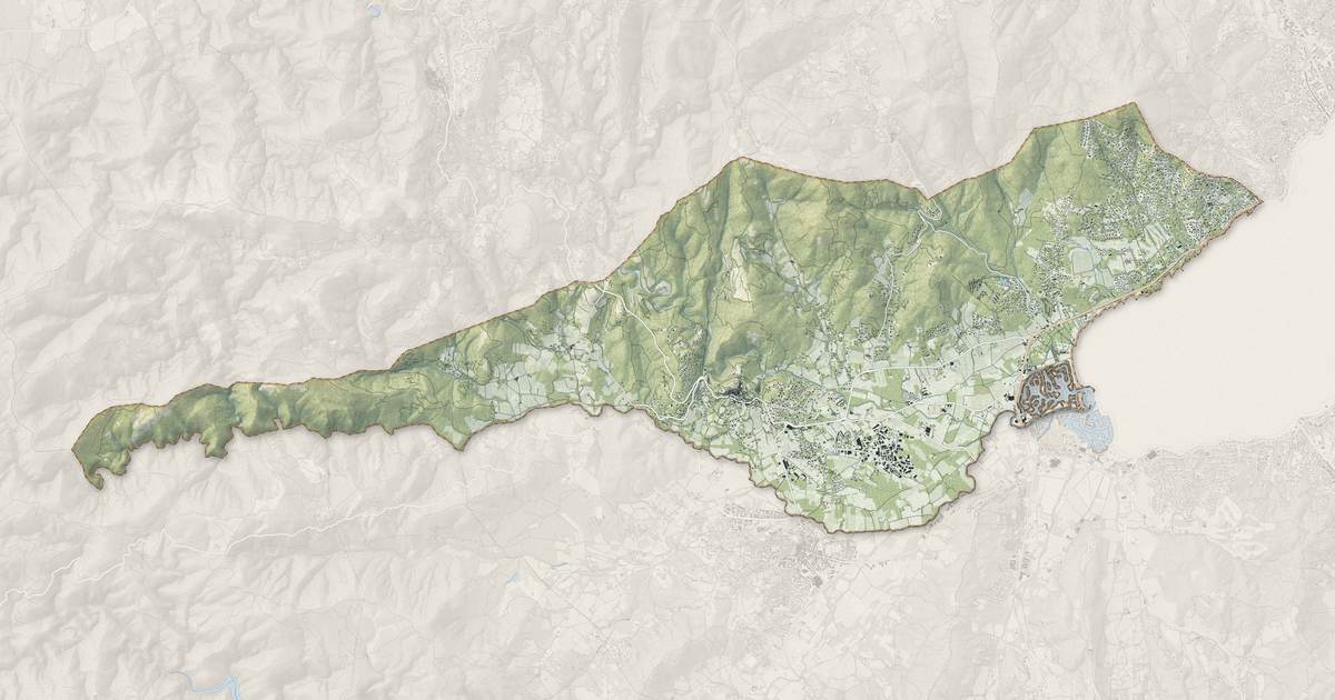 Portrait cartographique de Grimaud : relief, eau, forêts, bâti et voies, calculés à partir des données de l'IGN