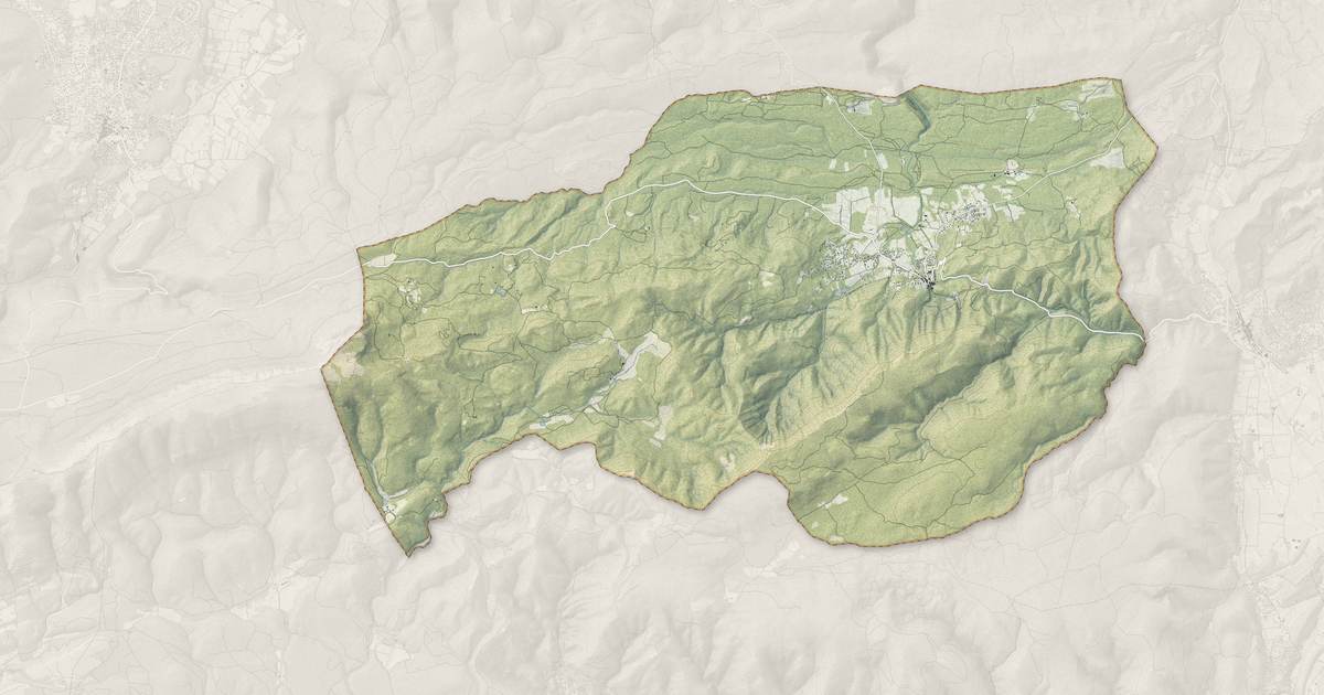 Portrait cartographique de Mazaugues : relief, eau, forêts, bâti et voies, calculés à partir des données de l'IGN