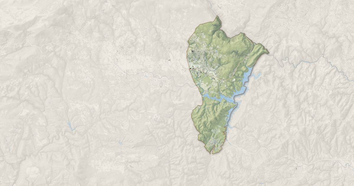 Portrait cartographique de Montauroux : relief, eau, forêts, bâti et voies, calculés à partir des données de l'IGN