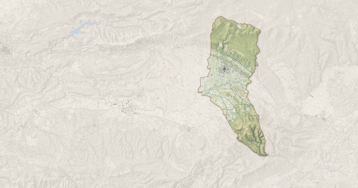 Portrait cartographique de Pourrières : relief, eau, forêts, bâti et voies, calculés à partir des données de l'IGN