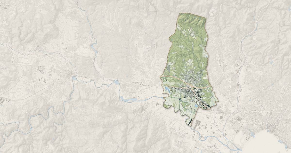 Portrait cartographique de Puget-sur-Argens : relief, eau, forêts, bâti et voies, calculés à partir des données de l'IGN