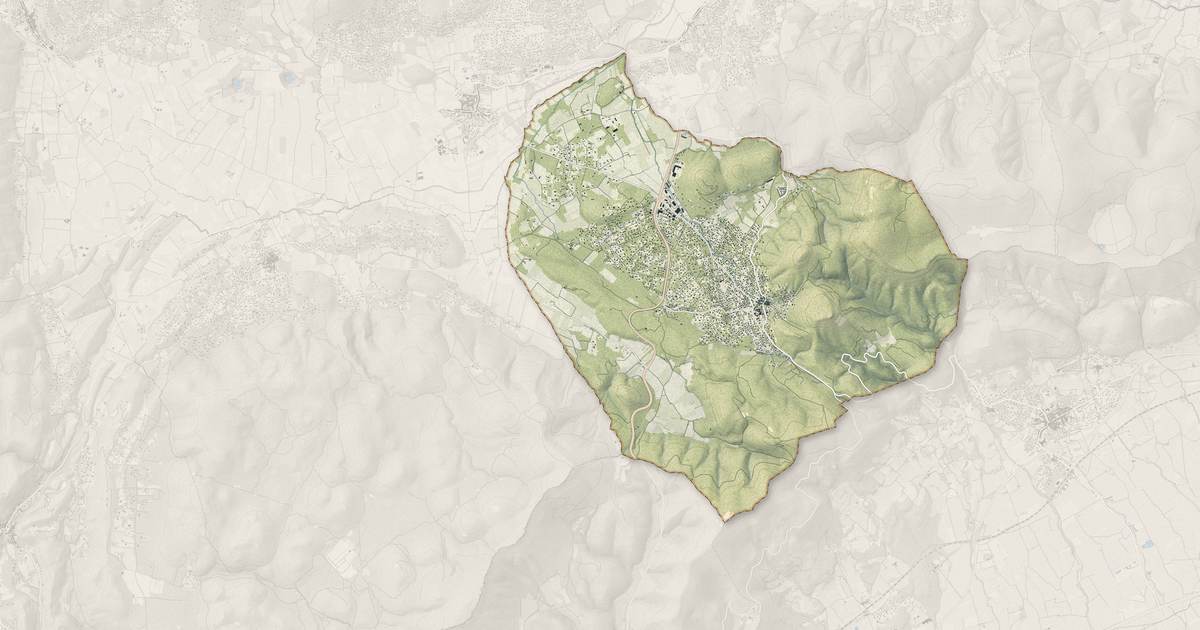 Portrait cartographique de Rocbaron : relief, eau, forêts, bâti et voies, calculés à partir des données de l'IGN
