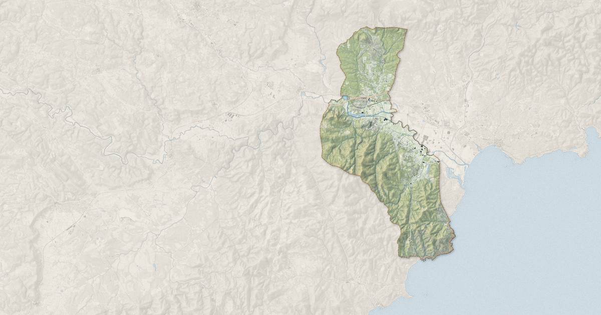 Portrait cartographique de Roquebrune-sur-Argens : relief, eau, forêts, bâti et voies, calculés à partir des données de l'IGN