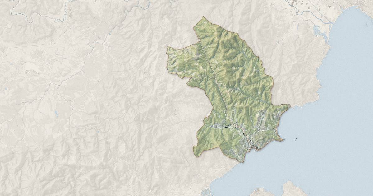 Portrait cartographique de Sainte-Maxime : relief, eau, forêts, bâti et voies, calculés à partir des données de l'IGN