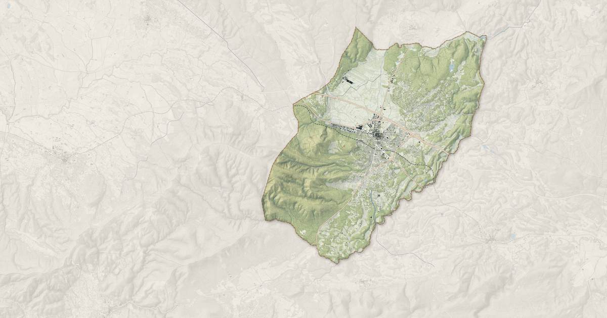 Portrait cartographique de Saint-Maximin-la-Sainte-Baume : relief, eau, forêts, bâti et voies, calculés à partir des données de l'IGN