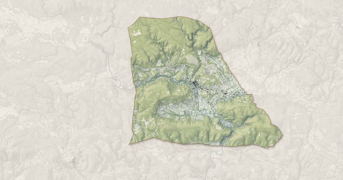 Portrait cartographique de Salernes : relief, eau, forêts, bâti et voies, calculés à partir des données de l'IGN
