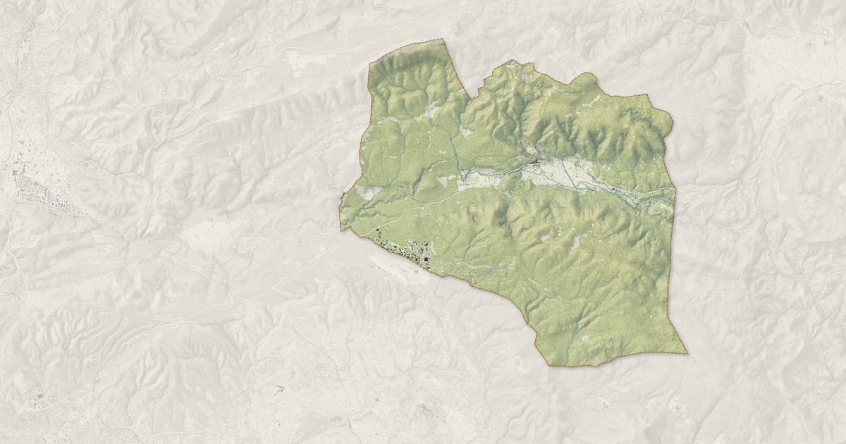 Portrait cartographique de Signes : relief, eau, forêts, bâti et voies, calculés à partir des données de l'IGN