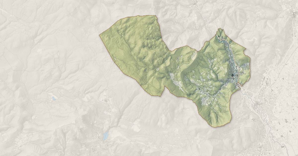 Portrait cartographique de Solliès-Toucas : relief, eau, forêts, bâti et voies, calculés à partir des données de l'IGN