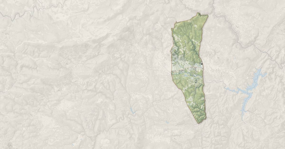 Portrait cartographique de Tourrettes : relief, eau, forêts, bâti et voies, calculés à partir des données de l'IGN