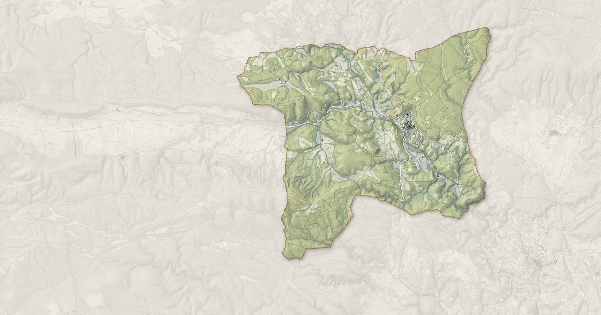 Portrait cartographique de Varages : relief, eau, forêts, bâti et voies, calculés à partir des données de l'IGN