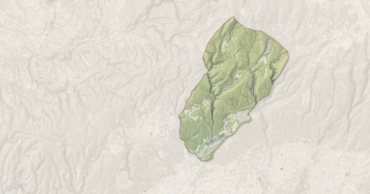 Portrait cartographique de Lioux : relief, eau, forêts, bâti et voies, calculés à partir des données de l'IGN