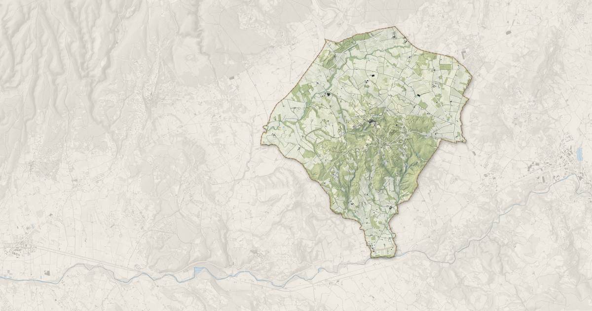 Portrait cartographique de Roussillon : relief, eau, forêts, bâti et voies, calculés à partir des données de l'IGN