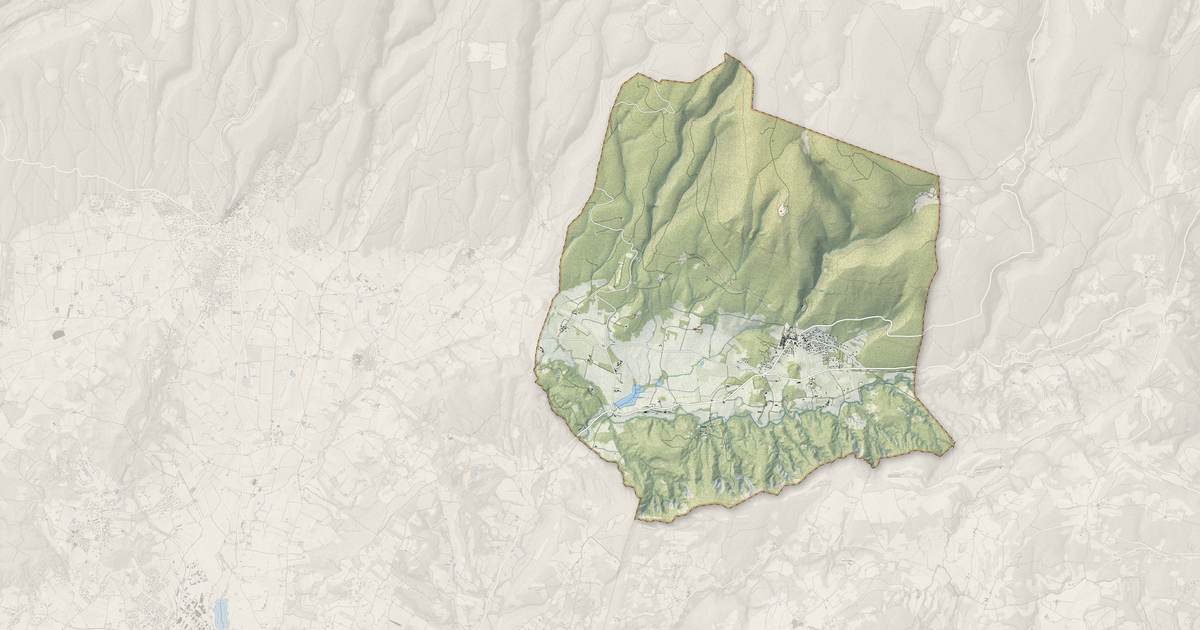 Portrait cartographique de Rustrel : relief, eau, forêts, bâti et voies, calculés à partir des données de l'IGN