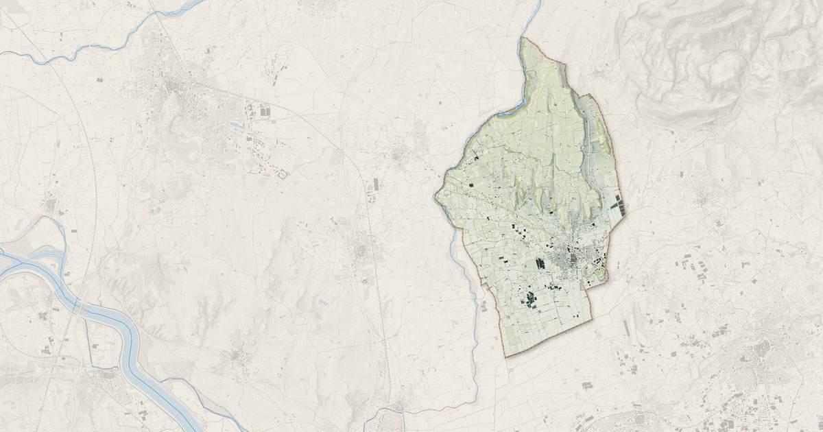 Portrait cartographique de Sarrians : relief, eau, forêts, bâti et voies, calculés à partir des données de l'IGN