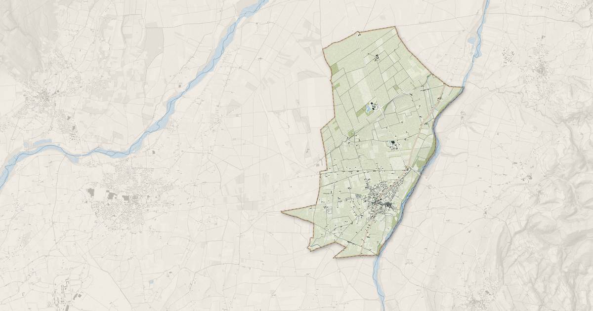 Portrait cartographique de Violès : relief, eau, forêts, bâti et voies, calculés à partir des données de l'IGN