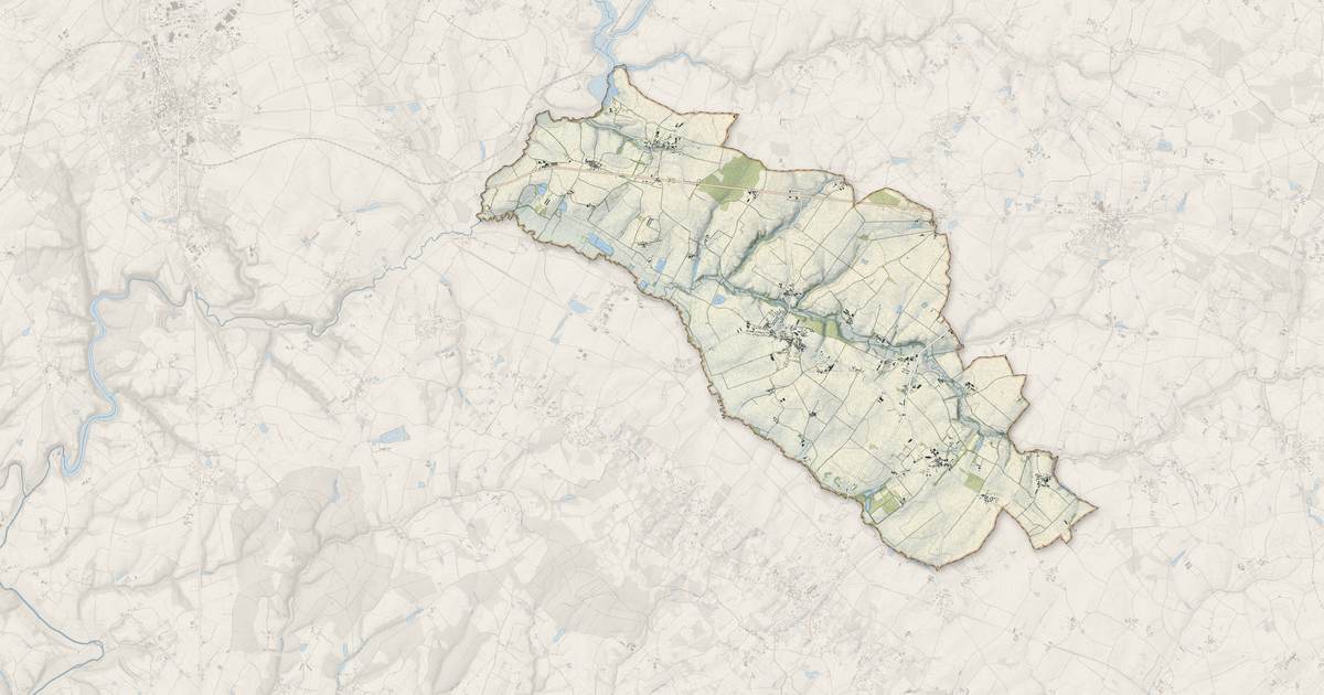 Portrait cartographique de Bazoges-en-Pareds : relief, eau, forêts, bâti et voies, calculés à partir des données de l'IGN