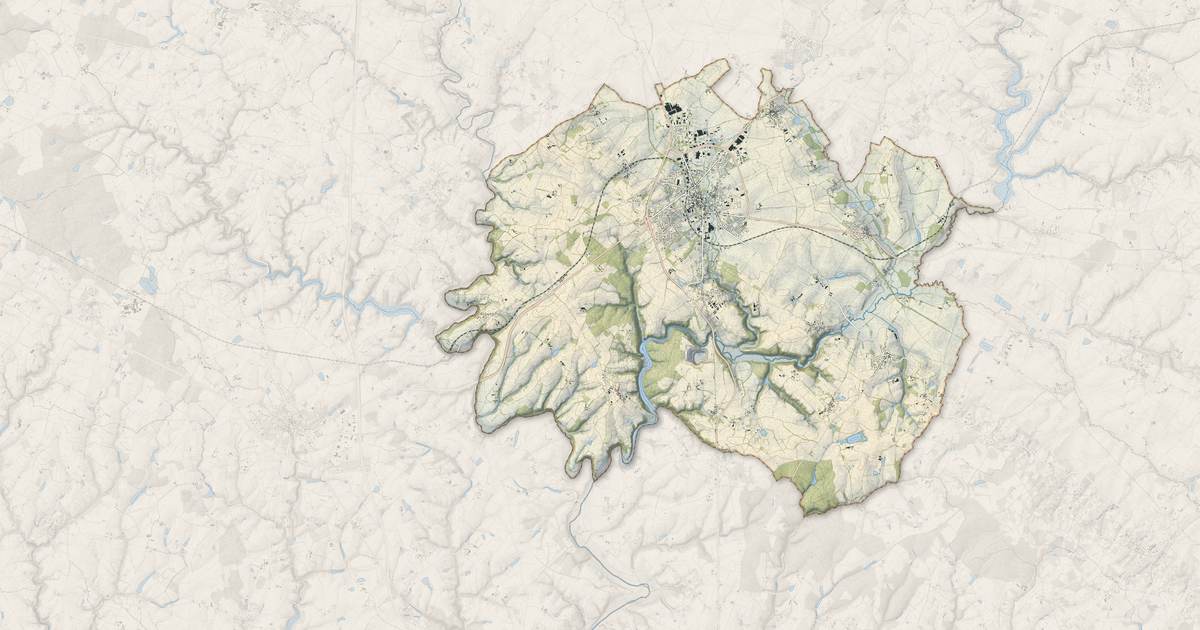 Portrait cartographique de Chantonnay : relief, eau, forêts, bâti et voies, calculés à partir des données de l'IGN