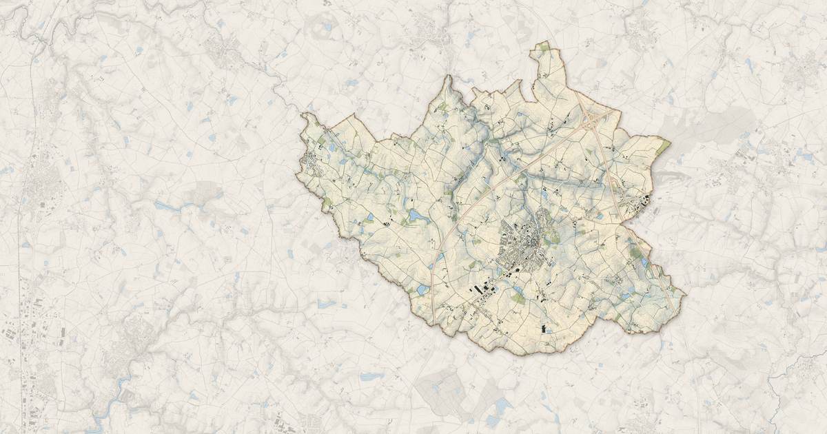 Portrait cartographique de Essarts-en-Bocage : relief, eau, forêts, bâti et voies, calculés à partir des données de l'IGN