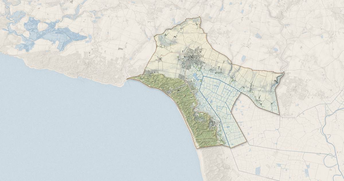 Portrait cartographique de Longeville-sur-Mer : relief, eau, forêts, bâti et voies, calculés à partir des données de l'IGN