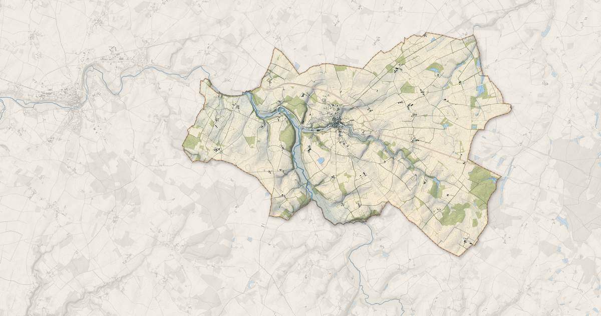 Portrait cartographique de Charroux : relief, eau, forêts, bâti et voies, calculés à partir des données de l'IGN