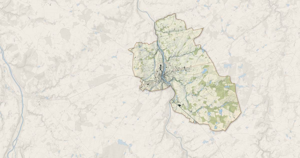 Portrait cartographique de Montmorillon : relief, eau, forêts, bâti et voies, calculés à partir des données de l'IGN