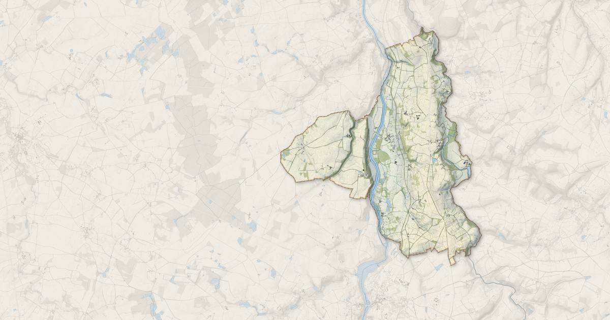 Portrait cartographique de Moussac : relief, eau, forêts, bâti et voies, calculés à partir des données de l'IGN
